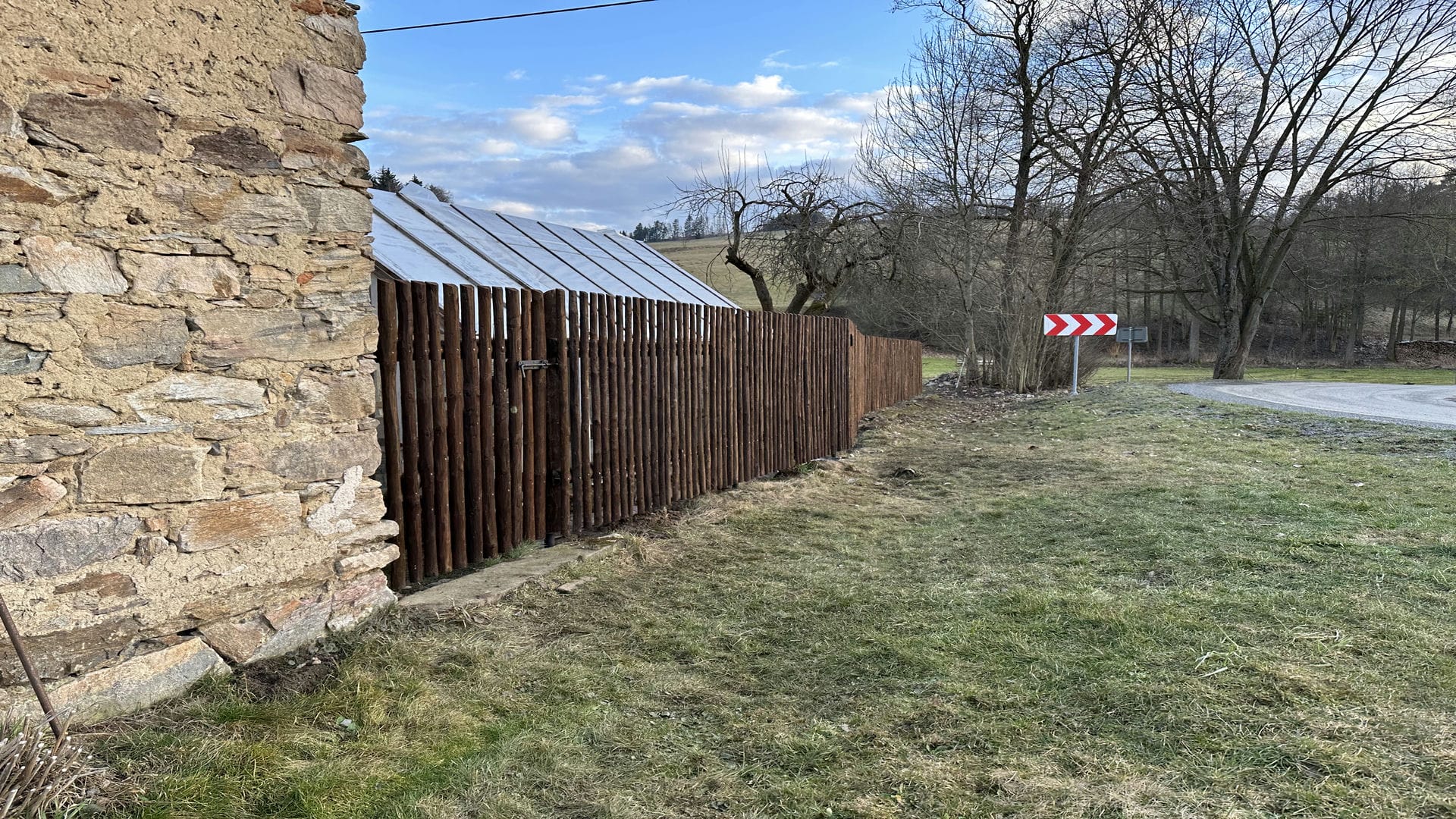 Obrázek 9 / Dřevěné ploty - strojně loupané   - realizace Ubušínek 02-2023